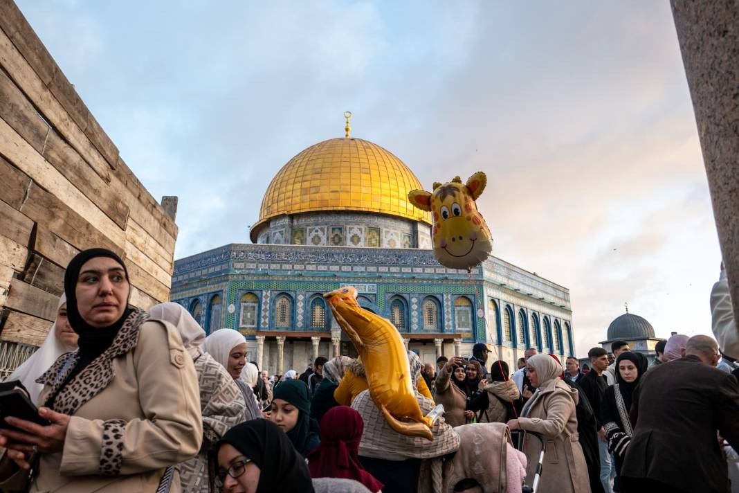 İsrail’in kısıtlamalarına rağmen akın ettiler: 120 Bin Filistinli Mescid-i Aksa’da saf tuttu - Resim: 32